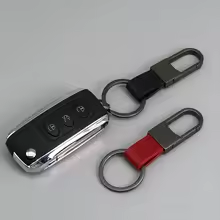 Llavero personalizado colocado en una llave de coche